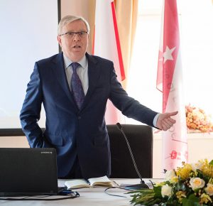 Pat Cox giving a lecture at Natolin
